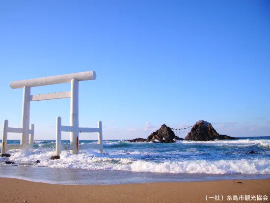 Visit to popular spots in Itoshima such as Shiraito Falls + Akutaya Daimon Pleasure Boat or Akutaya Daimon Park + Ichiran no Mori + Sakurai Shrine + Sakurai Futamigaura Meotoiwa <Hakata>