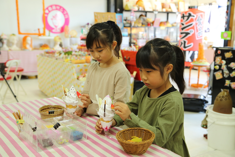 夢中で楽しめる人気のミニパフェ作り